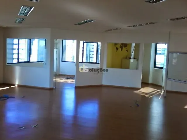 Sala com 140m², para alugar, no bairro Brooklin em São Paulo