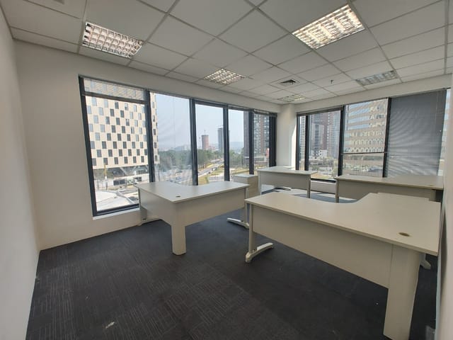 Sala com 380m², à venda ou para alugar, no bairro Dezoito do Forte Empresarial/Alphaville. em Barueri
