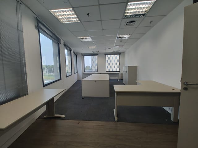 Sala com 380m², à venda ou para alugar, no bairro Dezoito do Forte Empresarial/Alphaville. em Barueri