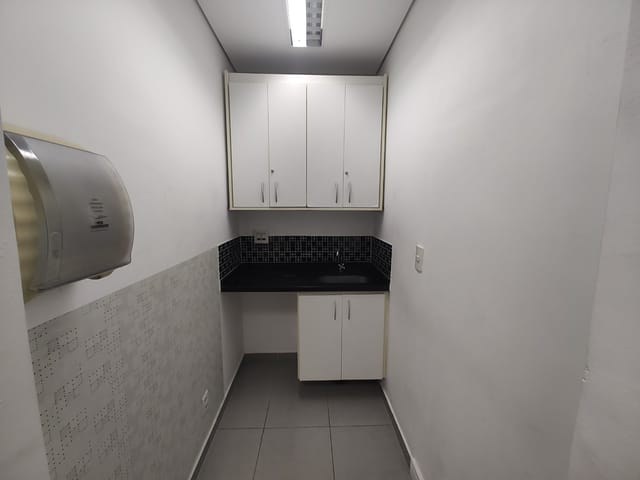 Sala com 380m², à venda ou para alugar, no bairro Dezoito do Forte Empresarial/Alphaville. em Barueri