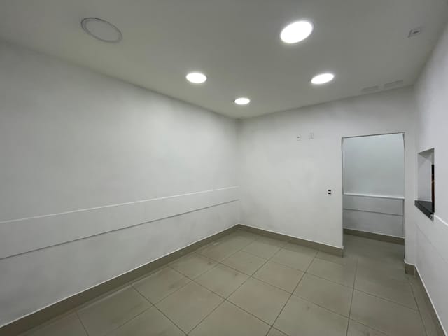 Sala com 78m², para alugar, no bairro Santa Cruz em Rio de Janeiro