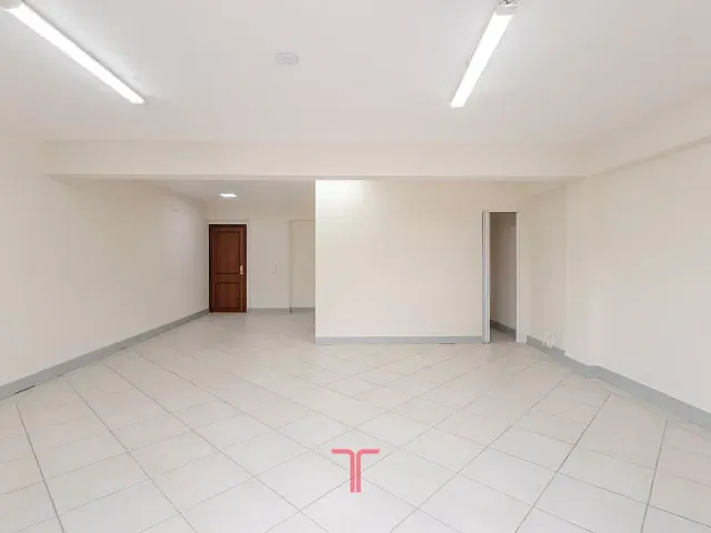 Sala com 60m², para alugar, no bairro Pinheirinho em Curitiba