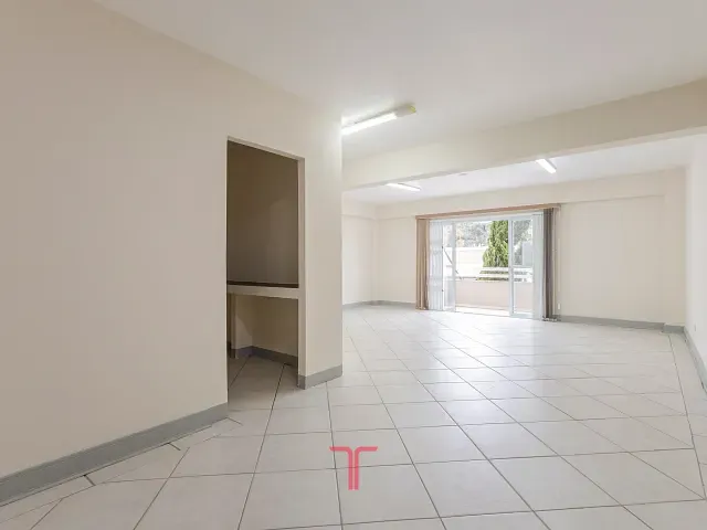 Sala com 60m², para alugar, no bairro Pinheirinho em Curitiba