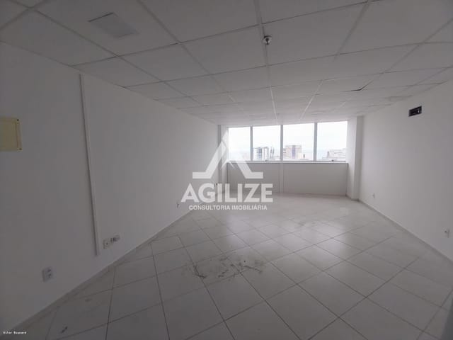 Sala à venda, no bairro Centro em Macaé