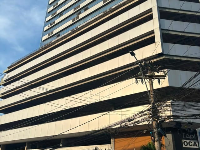 Sala à venda ou para alugar, no bairro Imbetiba em Macaé