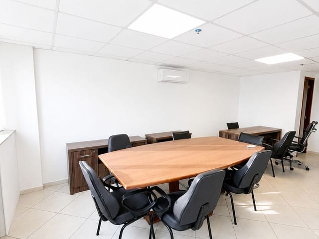 Sala à venda ou para alugar, no bairro Imbetiba em Macaé