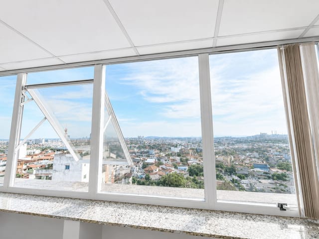 Sala à venda ou para alugar, no bairro Imbetiba em Macaé