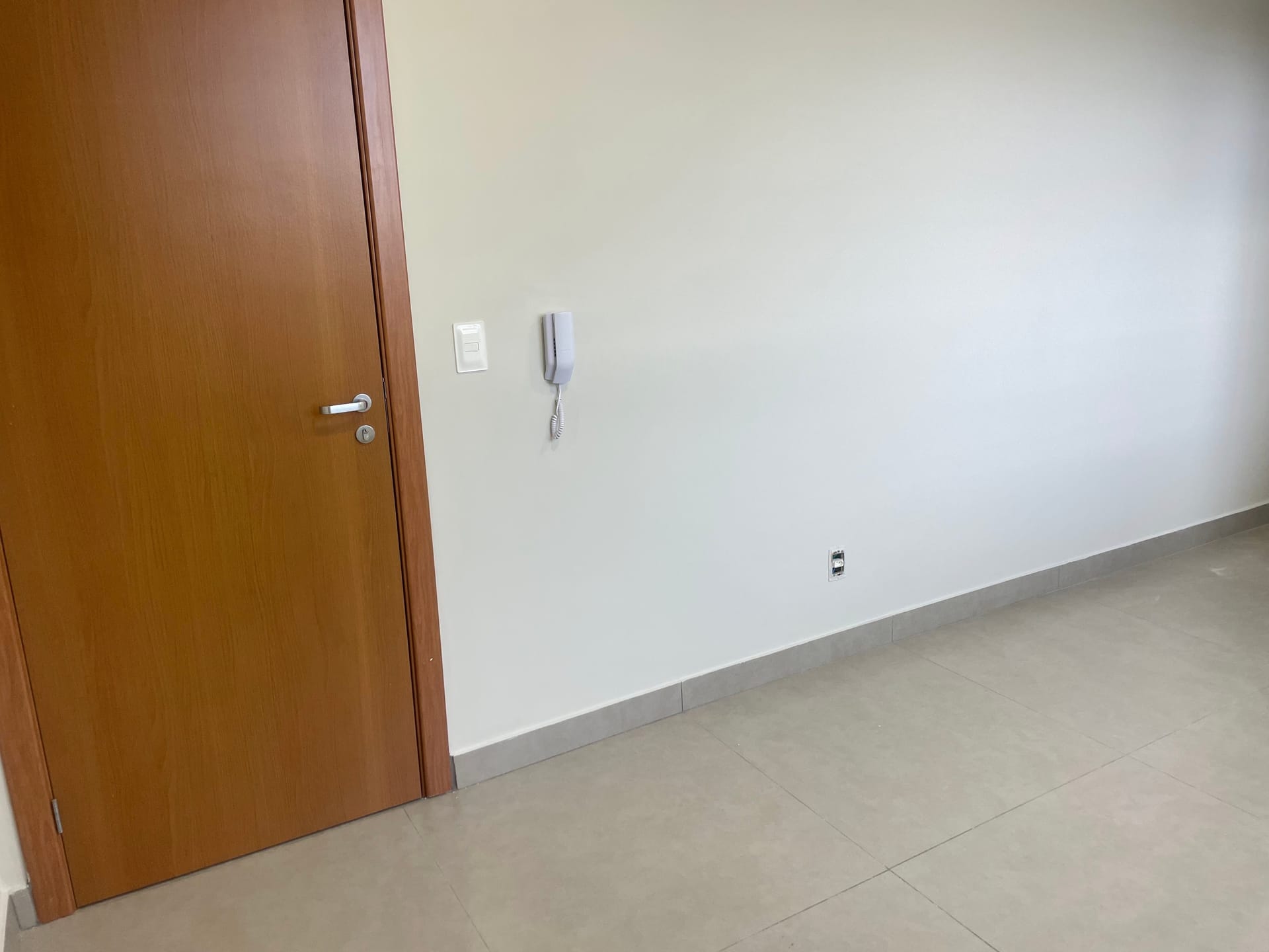 Sala comercial no bairro Padre Eustáquio de aproximadamente 20m² para locação, com sistema de alarme, elevador, portão eletrônico - Belo Horizonte, MG