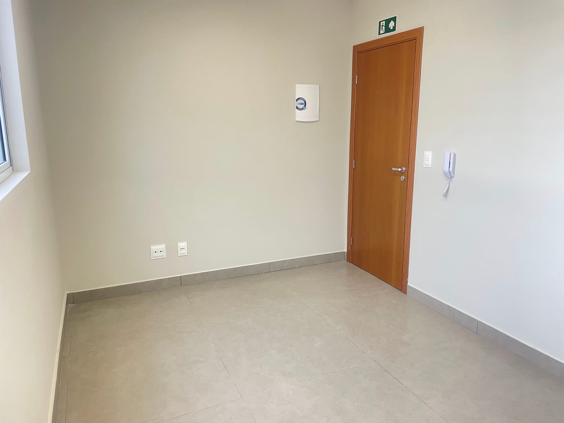 Sala comercial no bairro Padre Eustáquio de aproximadamente 20m² para locação, com sistema de alarme, elevador, portão eletrônico - Belo Horizonte, MG