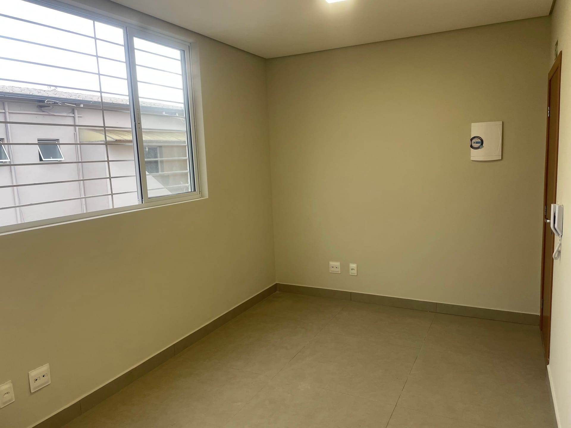 Sala comercial no bairro Padre Eustáquio de aproximadamente 20m² para locação, com sistema de alarme, elevador, portão eletrônico - Belo Horizonte, MG