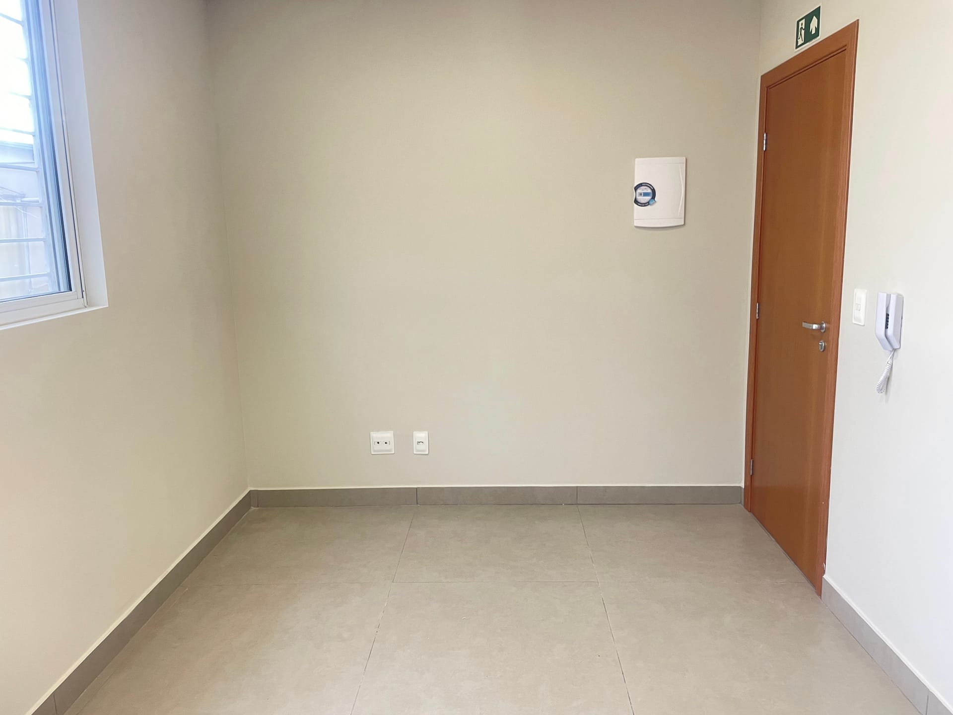Sala comercial no bairro Padre Eustáquio de aproximadamente 20m² para locação, com sistema de alarme, elevador, portão eletrônico - Belo Horizonte, MG