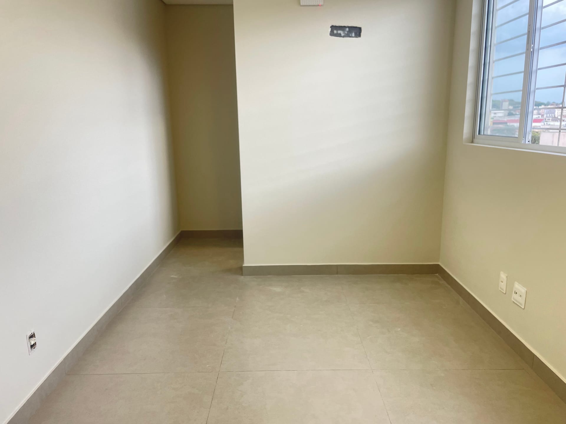 Sala comercial no bairro Padre Eustáquio de aproximadamente 20m² para locação, com sistema de alarme, elevador, portão eletrônico - Belo Horizonte, MG