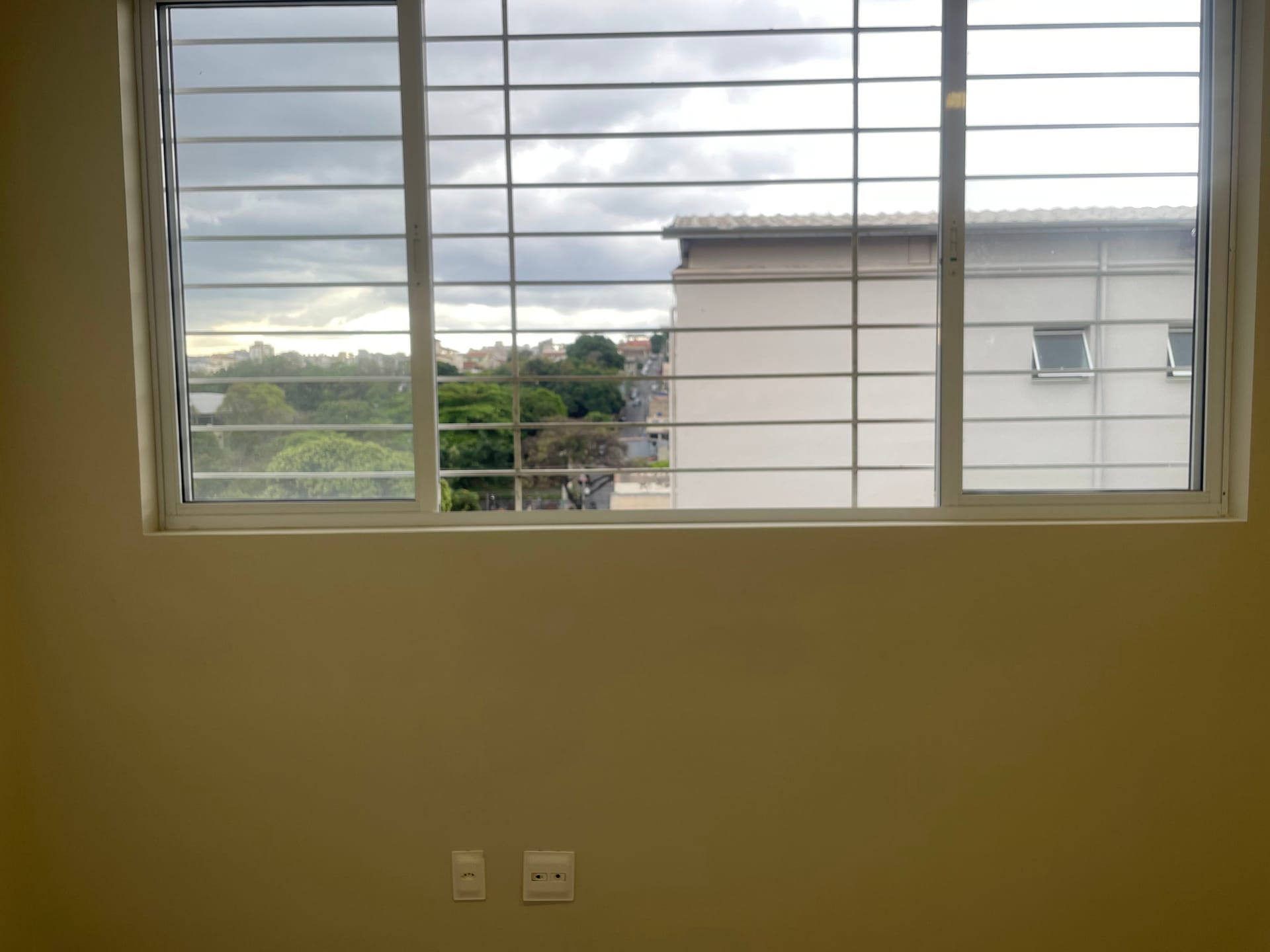 Sala comercial no bairro Padre Eustáquio de aproximadamente 20m² para locação, com sistema de alarme, elevador, portão eletrônico - Belo Horizonte, MG