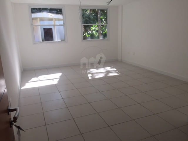 Sala à venda, no bairro Quarteirão Brasileiro em Petrópolis