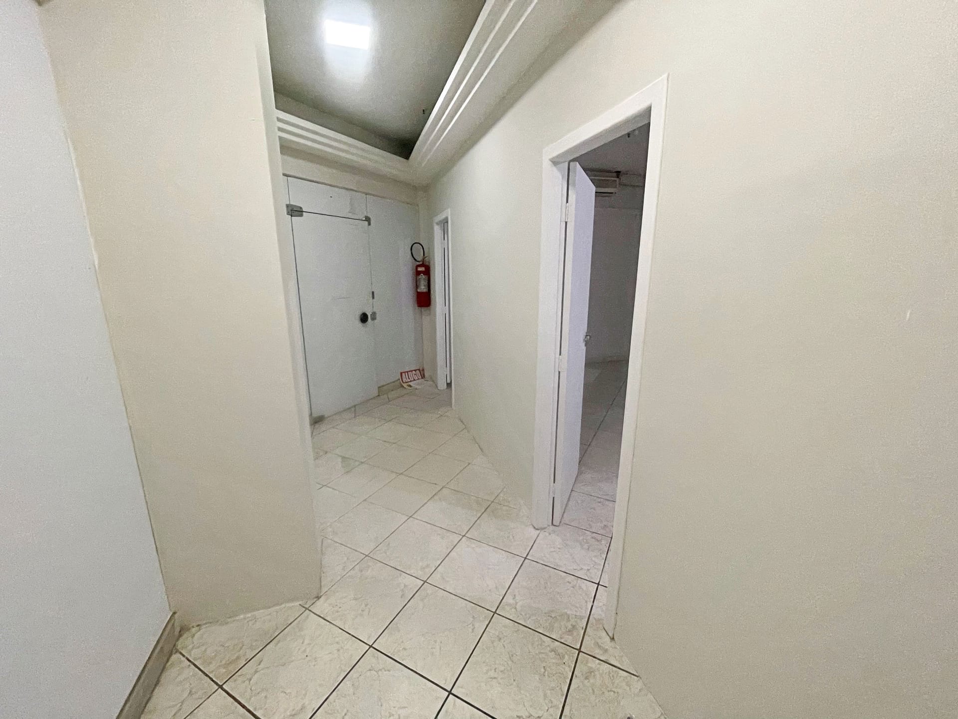 Sala comercial com aproximadamente 40m², situada no bairro Barro Preto com 01 recepção, 01 sala ampla - Belo Horizonte-MG