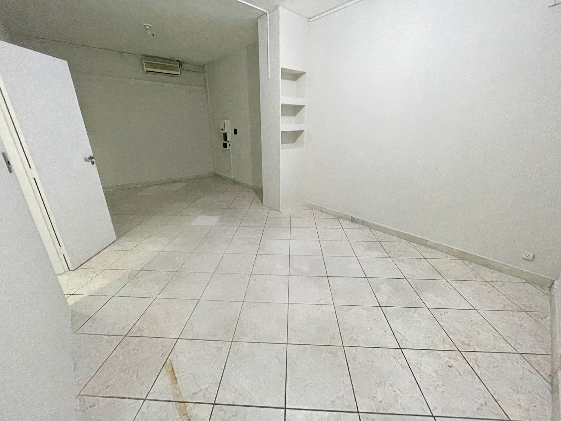 Sala comercial com aproximadamente 40m², situada no bairro Barro Preto com 01 recepção, 01 sala ampla - Belo Horizonte-MG