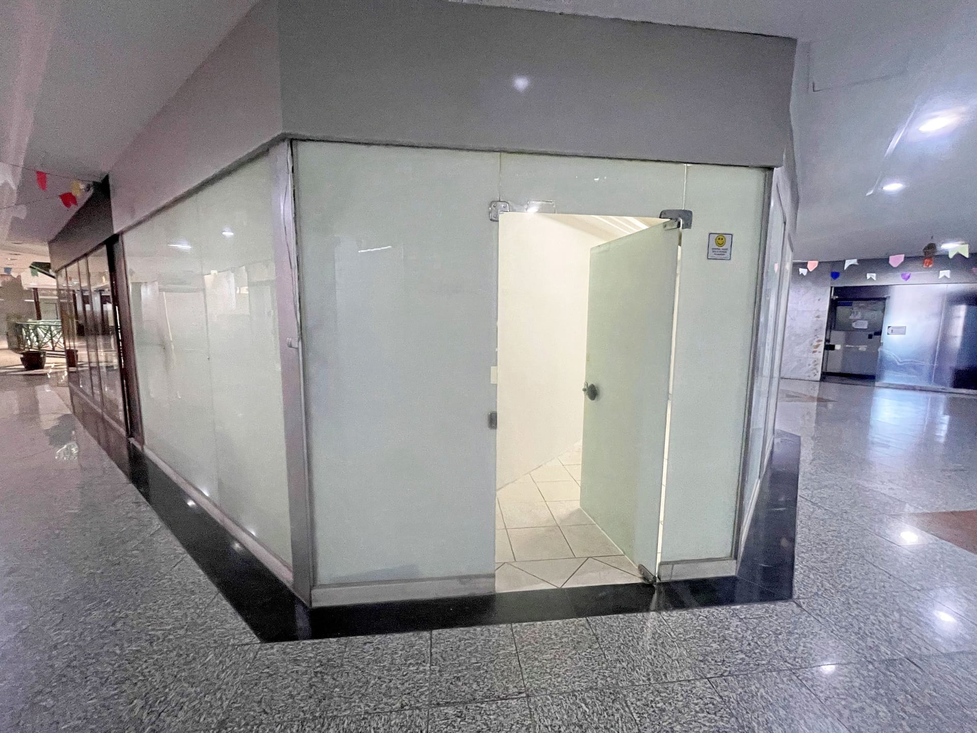 Sala comercial com aproximadamente 40m², situada no bairro Barro Preto com 01 recepção, 01 sala ampla - Belo Horizonte-MG