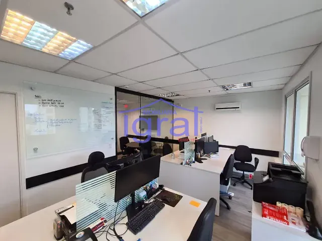 Sala à venda, no bairro Pinheiros em São Paulo
