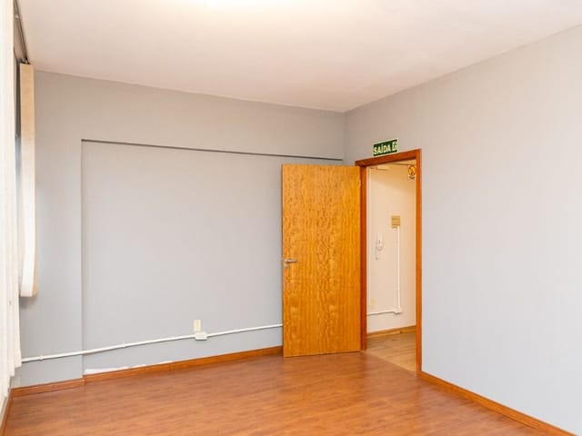 Sala com 28m², à venda ou para alugar, no bairro Centro em Pelotas