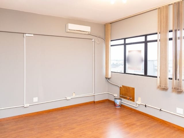 Sala com 28m², à venda ou para alugar, no bairro Centro em Pelotas