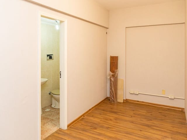 Sala com 28m², à venda ou para alugar, no bairro Centro em Pelotas