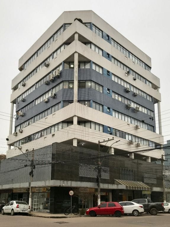 Sala comercial à venda ou para aluguel no Centro de Pelotas, RS, com 28 m² de área total e útil. Conta com 1 banheiro, alarme, piso laminado e elevador.