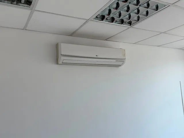 Sala à venda, no bairro Imbetiba em Macaé