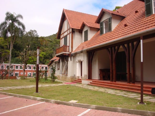 Sala à venda, no bairro Quarteirão Brasileiro em Petrópolis