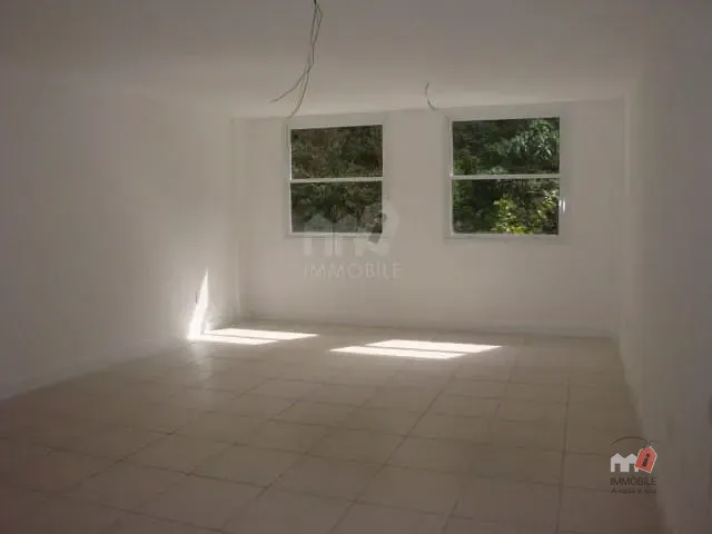 Sala à venda, no bairro Quarteirão Brasileiro em Petrópolis