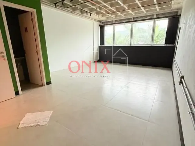 Sala com 38m², à venda, no bairro Vila Mogilar em Mogi das Cruzes