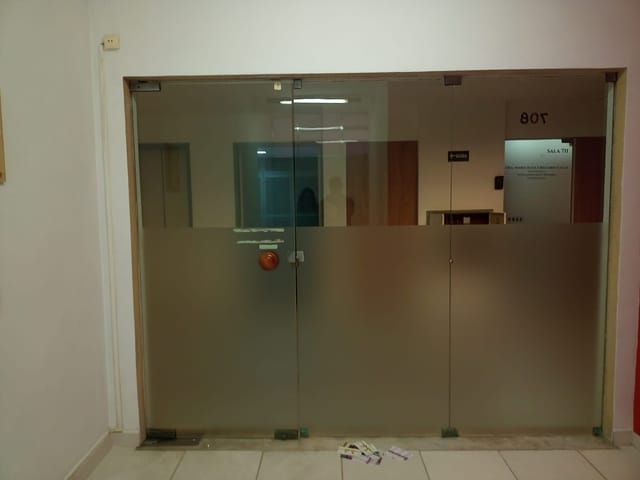 Foto do Sala - Oportunidade! Sala Comercial Reformada na Santa Clara, Copacabana – Pronta para uso, conforto e  localização privilegiada. | GrupoApi