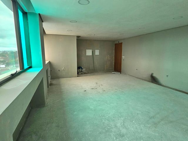 Sala à venda, no bairro Santa Maria Goretti em Porto Alegre