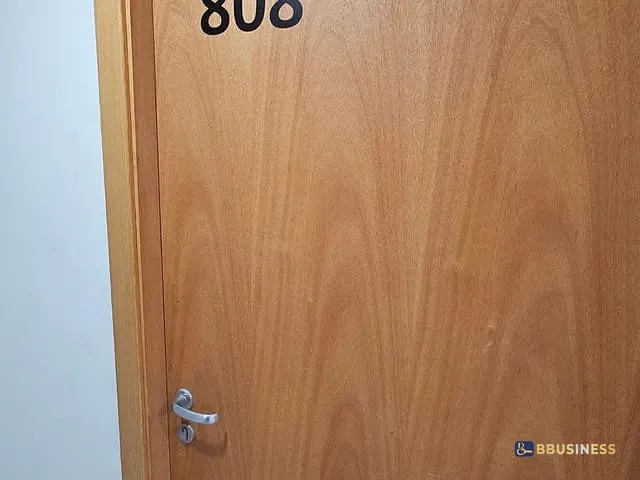 Sala à venda, no bairro Santa Maria Goretti em Porto Alegre