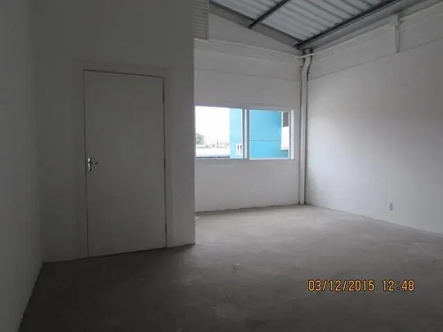 Sala à venda, no bairro Medianeira em Porto Alegre