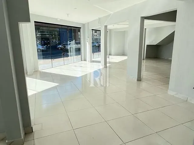 Sala com 130m², para alugar, no bairro Centro em Tijucas