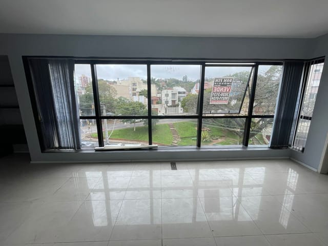 Sala à venda, no bairro Menino Deus em Porto Alegre