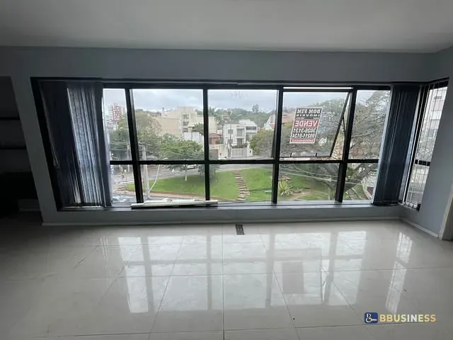 Sala à venda, no bairro Menino Deus em Porto Alegre