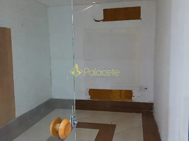 Sala com 24m², para alugar, no bairro Centro em Pindamonhangaba