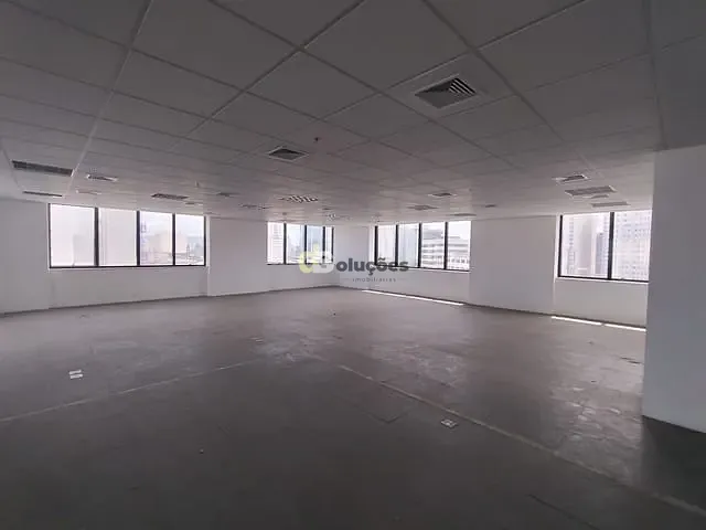 Sala à venda ou para alugar, no bairro Parque Industrial Tomas Edson em São Paulo