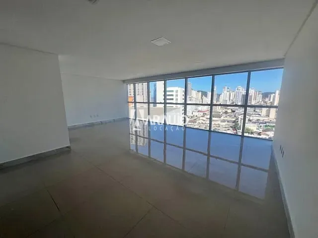 Sala com 77m², para alugar, no bairro Centro em Itajaí
