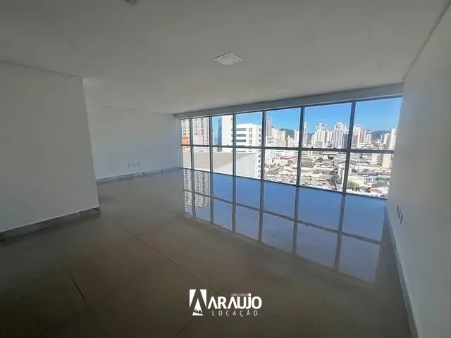Sala com 77m², para alugar, no bairro Centro em Itajaí