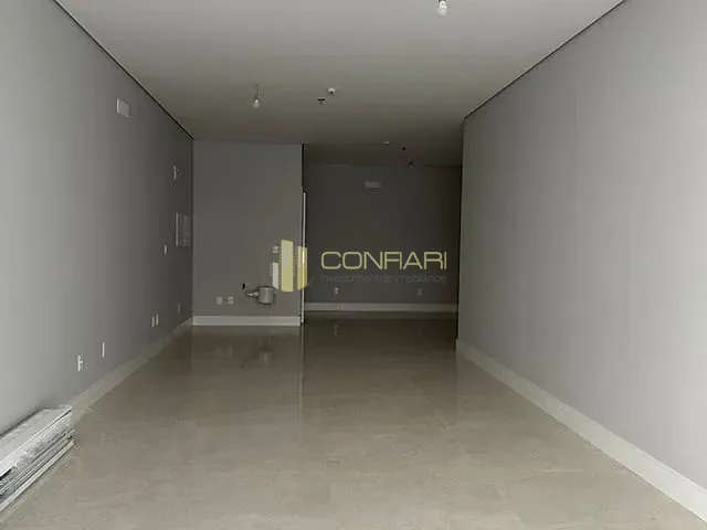 Sala com 120m², à venda, no bairro Meia Praia em Itapema