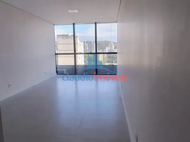 Sala à venda ou para alugar, no bairro Ano Bom em Barra Mansa