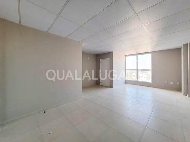 Sala à venda ou para alugar, no bairro Vila Moema em Tubarão