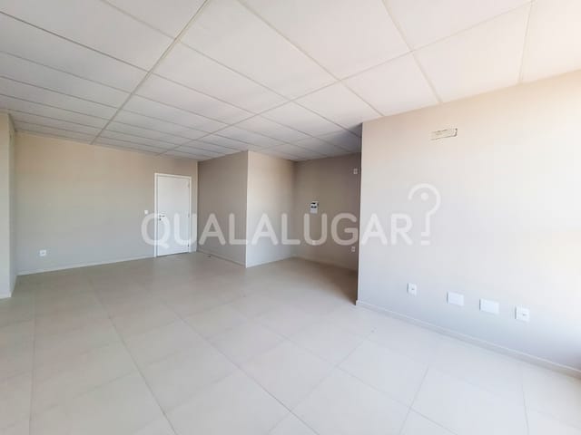 Sala à venda ou para alugar, no bairro Vila Moema em Tubarão