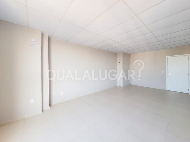 Sala à venda ou para alugar, no bairro Vila Moema em Tubarão