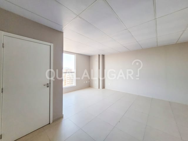 Sala à venda ou para alugar, no bairro Vila Moema em Tubarão