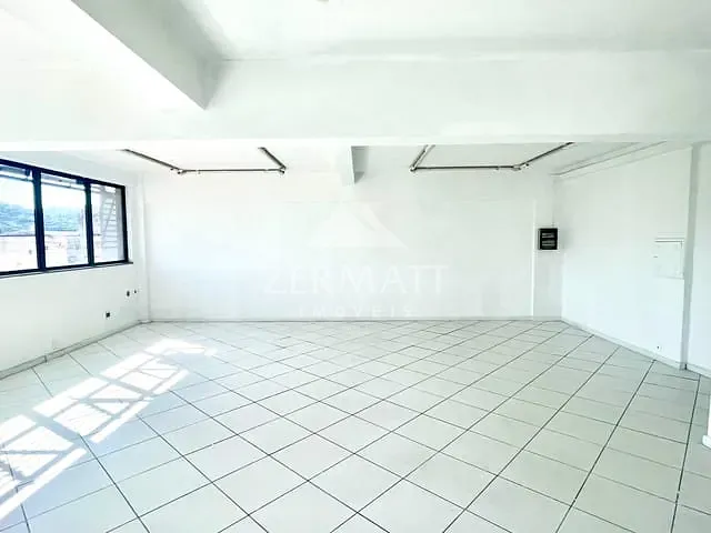 Sala com 49m², para alugar, no bairro Centro em Blumenau