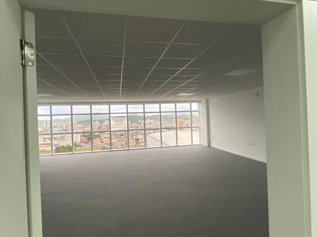 Sala com 105m², à venda, no bairro Várzea do Ranchinho (Monte Alegre) em Camboriú