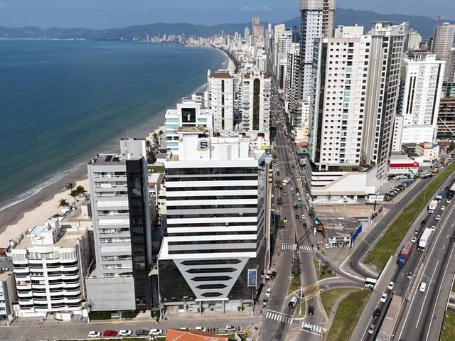 Sala com 68m², à venda, no bairro Meia Praia em Itapema